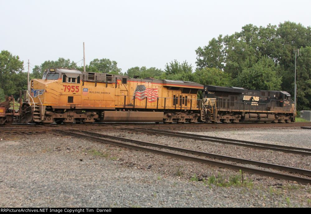 UP 7955, NS 7607 on 267